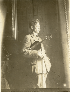 827302 Portret van de Utrechtse muziekstudent Hendrik Willem Christiaan ( Henk ) Spruit (geb. Utrecht, 19 feb. 1906, ...